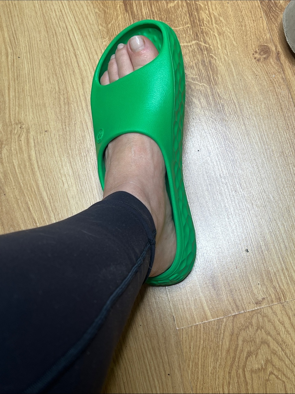 G/FORE G/Slide W10/M8 Street Shoes Bright Green Ruber Slides Sandals - Picture 6 of 6